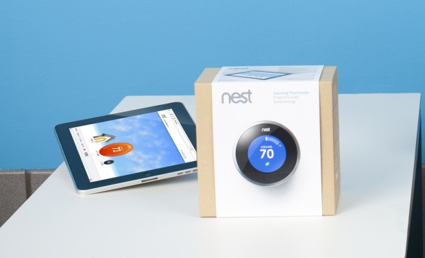 Nest-Produktverpackung und iOS-App (Bild: Nest Labs)