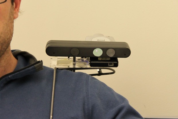 Das System besteht aus einer 3D-Kamera und einem Pico-Projektor. (Foto: Chris Harrison)