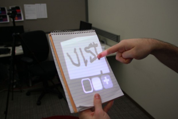 Die Kamera fängt die Interaktion ein ... (Foto: Chris Harrison)