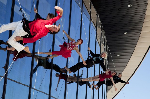 Zur Eröffnung seilte sich Virgin-Galactic-Chef vom Dach des Gebäudes ab. (Foto: Marc Greenberg)