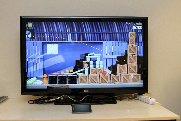 FXI Cotton Candy an einem Display mit Smartphone-Bedienung (Bild: FXI)