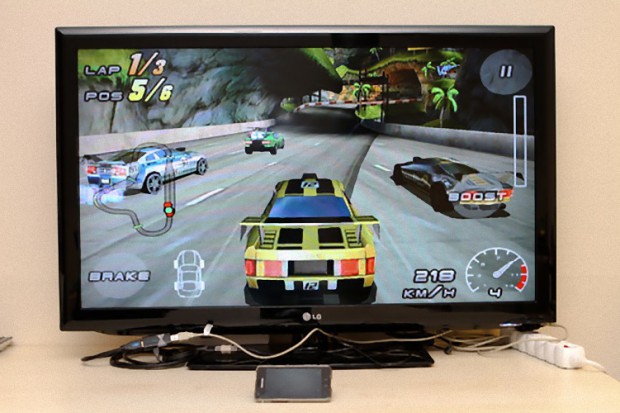 FXI Cotton Candy an einem Display mit Smartphone-Bedienung (Bild: FXI)