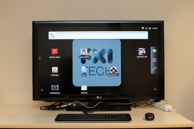 FXI Cotton Candy an einem Display mit Tastatur und Maus (Bild: FXI)