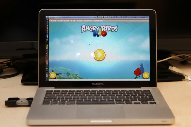 Macbook Pro mit eingestecktem FXI Cotton Candy und Angry Birds (Bild: FXI)
