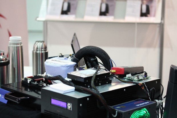 Die dicke Verbindung stammt von der Kompressork&uuml;hlung f&uuml;r die CPU.