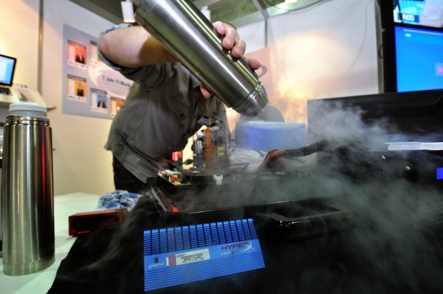 Die umstrittene Thermoskanne ohne Handschuhe dient zum Nachf&uuml;llen.