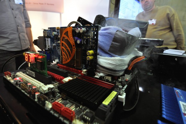 Der Versuchsaufbau, vorne links die &uuml;bliche POST-Karte