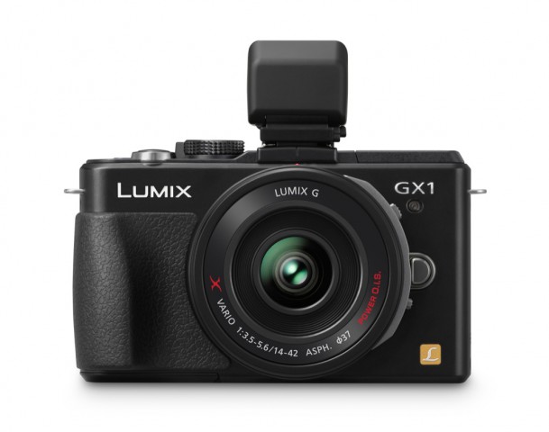 Panasonic Lumix DMC-GX1 mit Aufstecksucher (Bild: Panasonic)