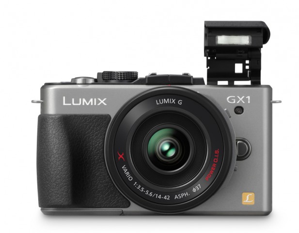 Aufklappblitz der Panasonic Lumix DMC-GX1 (Bild: Panasonic)