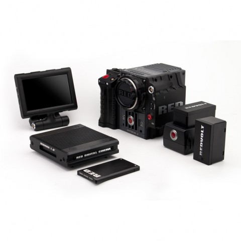 Paket mit Speicherkarte, Akkus, Touchscreen und Akkus sowie der Red Digital Cinema Scarlet-X (Bild: Red)