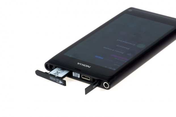 Neben dem Micro-USB-Anschluss ist der Einschub für die Micro-Sim-Karte. Normalerweise sind diese verdeckt.