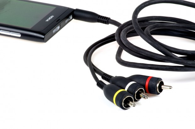 Über ein spezielles Kabel kann das N9 an den Fernseher angeschlossen werden.