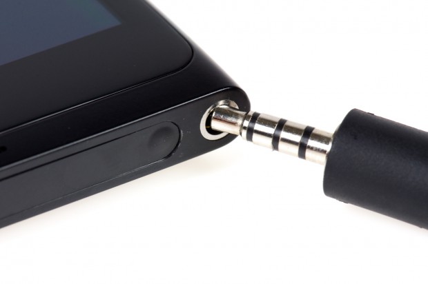 Am Mobiltelefon wird dazu die Kopfhörerbuchse verwendet.