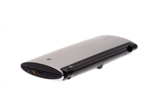 ... und sch&uuml;tzt so die Displays vor &auml;u&szlig;eren Einwirkungen.