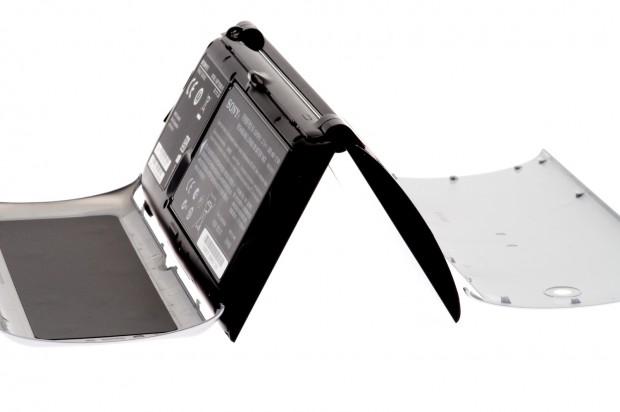 ... unter denen Akku, Micro-SD-Karte und SIM-Karte versteckt werden.