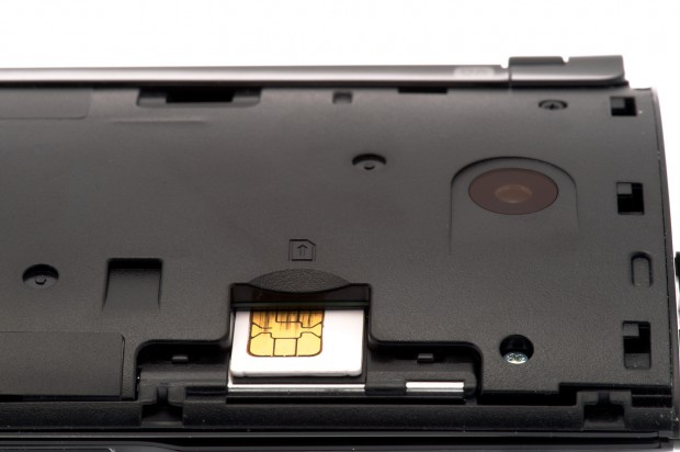 Die Sim-Karte wird in der oberen Tablet-H&auml;lfte eingesteckt. Hier ist sie noch nicht komplett eingeschoben.