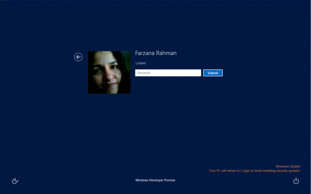 Windows 8 meldet Updates auf dem Anmelde-Bildschirm. (Bild: Microsoft)