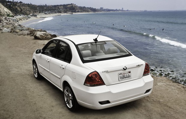 Der Akku ermöglicht eine Reichweite von 240 Kilometer. (Bild: Coda Automotive)