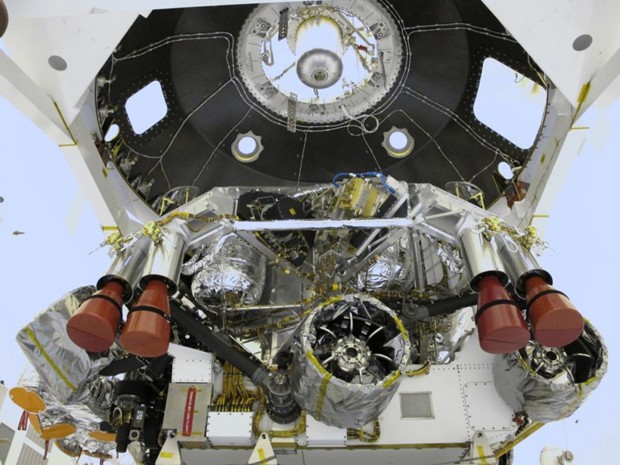 Als n&auml;chstes wurde er mit der Abstiegsstufe verbunden. (Foto: Nasa)