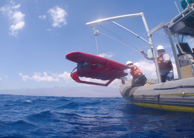 Aussetzen eines Wave Gliders von einem Boot aus.(Foto: Liquid Robotics)