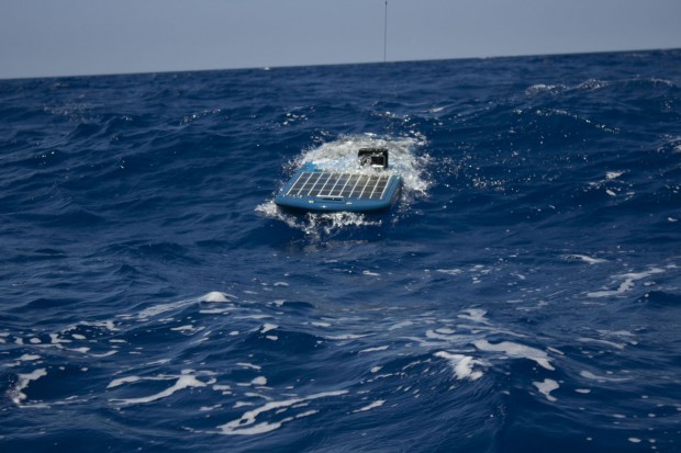 Das Wasserfahrzeug besteht aus einer schwimmenden Plattform... (Foto: Liquid Robotics)