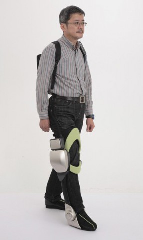 Der Independent Walk Assist soll einem gehbehinderten Patienten das Gehen erleichtern. (Foto: Toyota)