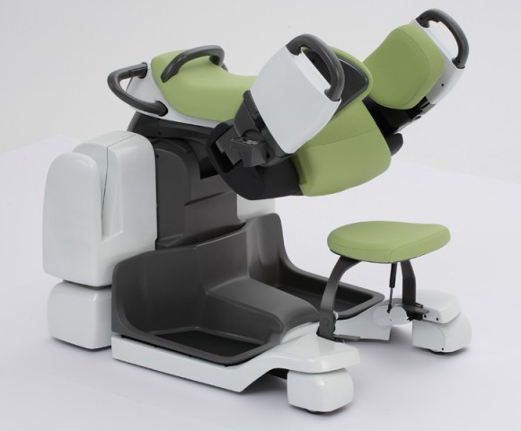 Patient Transfer Assist unterst&uuml;tzt das Pflegepersonal beim Transport eines Patienten. (Foto: Toyota)