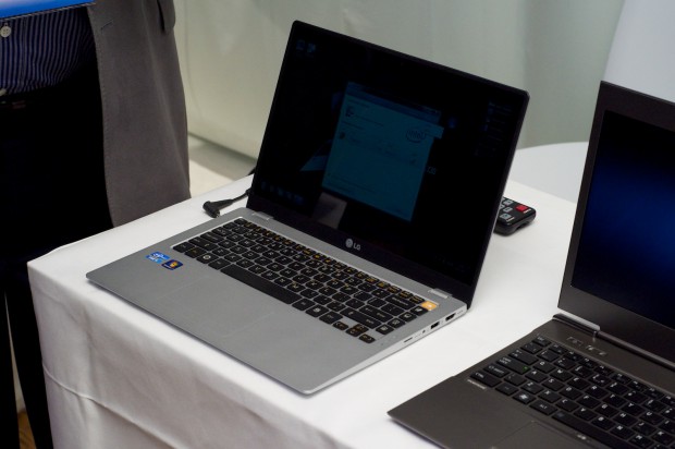 Spiegelndes Display im Vergleich zum matten: LGs Ultrabook (links) neben Toshibas Ultrabook (Bilder: Andreas Sebayang)
