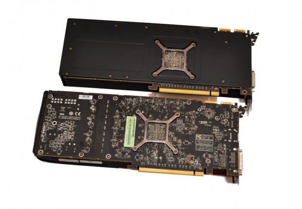 Keine Backplate bei der 7970 (unten) Bild: Nico Ernst / Golem.de