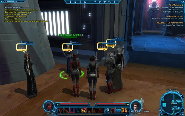 Viele andere Spieler stehen um einen Questgeber herum; die Fenster zeigen, dass sie gerade eine Cut-Szene sehen.