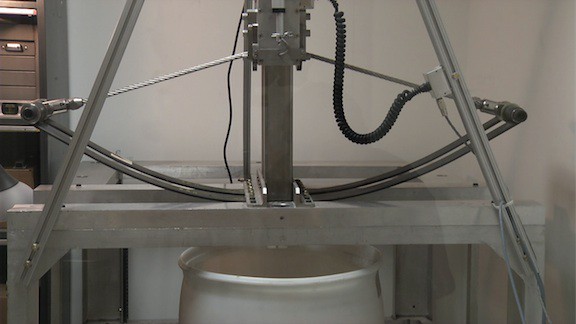 Mit einem Bogen wird die Harpune in ein Fass geschossen. (Foto: Nasa)