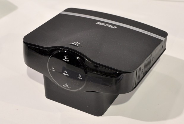 WZR-1750H von Buffalo mit Halterung