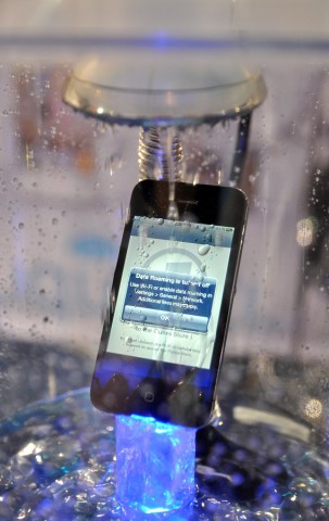 iPhone im Regen, geschützt mit Liquipel (Bild: Nico Ernst)