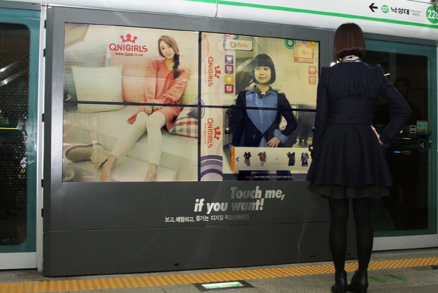 Transparentes Samsung-Display als U-Bahn-Werbung (Bild: Samsung)