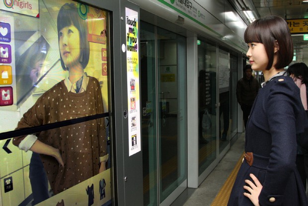 Transparentes Samsung-Display als U-Bahn-Werbung (Bild: Samsung)