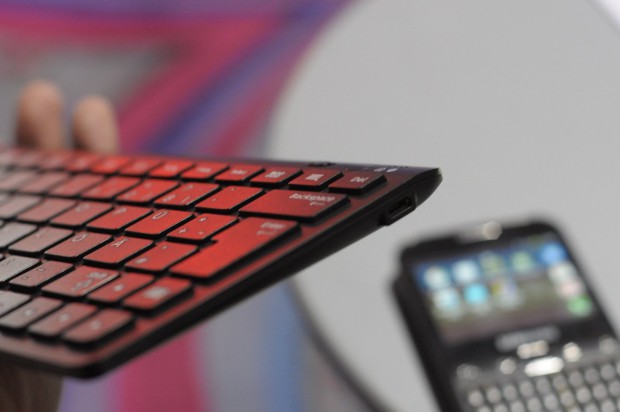 Die Bluetooth-Tastatur wird per USB-Anschluss aufgeladen.