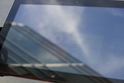 Samsung-Tablet in direktem Sonnenlicht mit geringer Displayhelligkeit