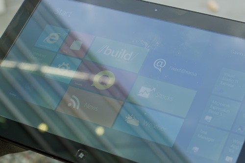 Samsung-Tablet in direktem Sonnenlicht mit hoher Displayhelligkeit