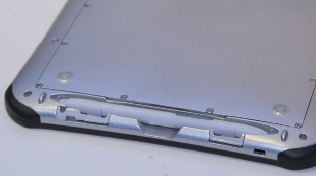 Der Stift wird unten in das Tablet eingeklemmt...