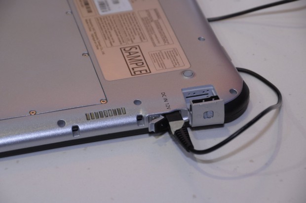 Die Klappen lassen sich zudem mit einem Schiebeschalter verriegeln.