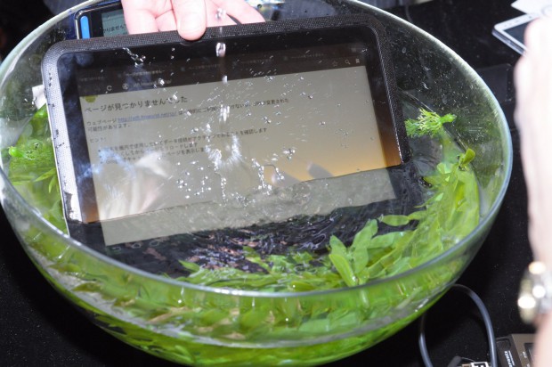... kann einfach ins Wasser gelegt werden. Bei der Demonstration löste das Wasser Touchbedienungen aus. (Bilder: Andreas Sebayang)