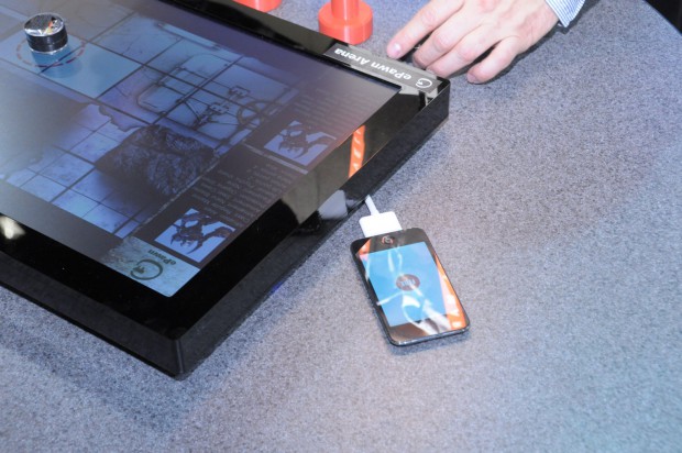 Ein iOS-Gerät kümmert sich um die Ansteuerung des Spielfelds.