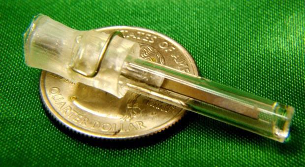 Prototyp des Sensors: Test im Wasserballon. (Bild: Birck Nanotechnology Center, Purdue University)