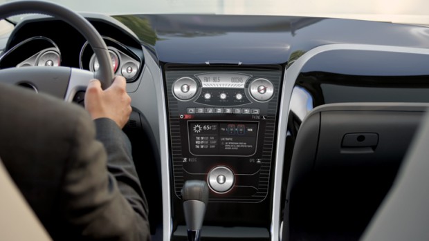 Gläserne Konsole im Auto