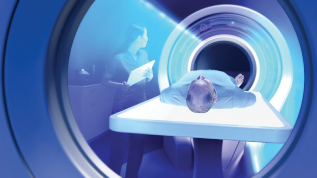 Patient im gläsernen Untersuchungsraum