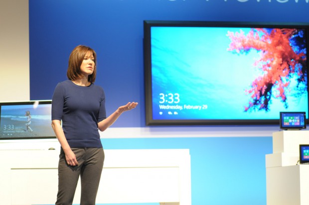 Julie Larson-Green zeigt ein Tablett mit der Windows 8 Consumer Preview