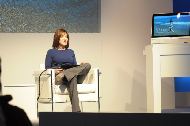 Julie Larson-Green zeigt ein Tablett mit der Windows 8 Consumer Preview
