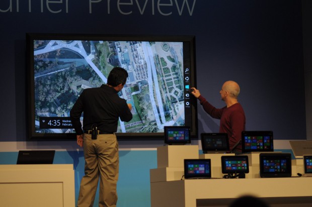 Touchscreenrechner mit 82 Zoll. Gorilla Glas schützt das Display und bis zu zehn Nutzer können gleichzeitig damit arbeiten.