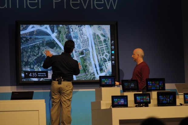 Touchscreenrechner mit 82 Zoll. Gorilla Glas schützt das Display und bis zu zehn Nutzer können gleichzeitig damit arbeiten.