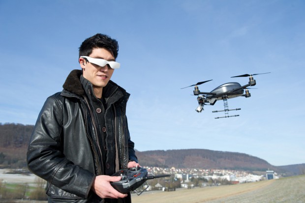 Cinemizer OLED - auf der Cebit wird die Videobrille auch in Verbindung mit einem Quadcopter demonstriert. (Bild: Zeiss)